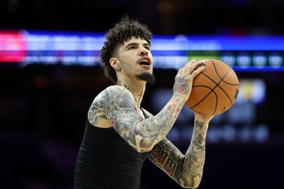 इसे काटने के लिए क्षमा करें! 18 में से 8 तीन गोल, 27 अंक, 9 रिबाउंड, 8 सहायता और 3 अवरोधन