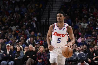 अपना मूल्य बढ़ाना जारी रखें! ग्रिम्स ने 8 में से 5 थ्री-पॉइंटर्स बनाए और 24 अंकों का योगदान दिया और एक महत्वपूर्ण थ्री-पॉइंटर मारा