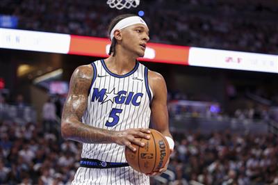 अपने सर्वोत्तम प्रयास कीजिए! बैंकेइरो ने 7-फॉर-21 शूटिंग पर 24 अंक बनाए और 10 रिबाउंड हासिल किए।