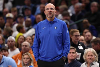 घरेलू टीम के स्टेडियम में प्रशंसकों ने 