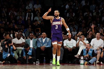 विलक्षण! डिलन ने 10 में से 5 तीन-पॉइंटर्स बनाए और 3 रिबाउंड और 2 इंटरसेप्शन के साथ 21 अंक बनाए।