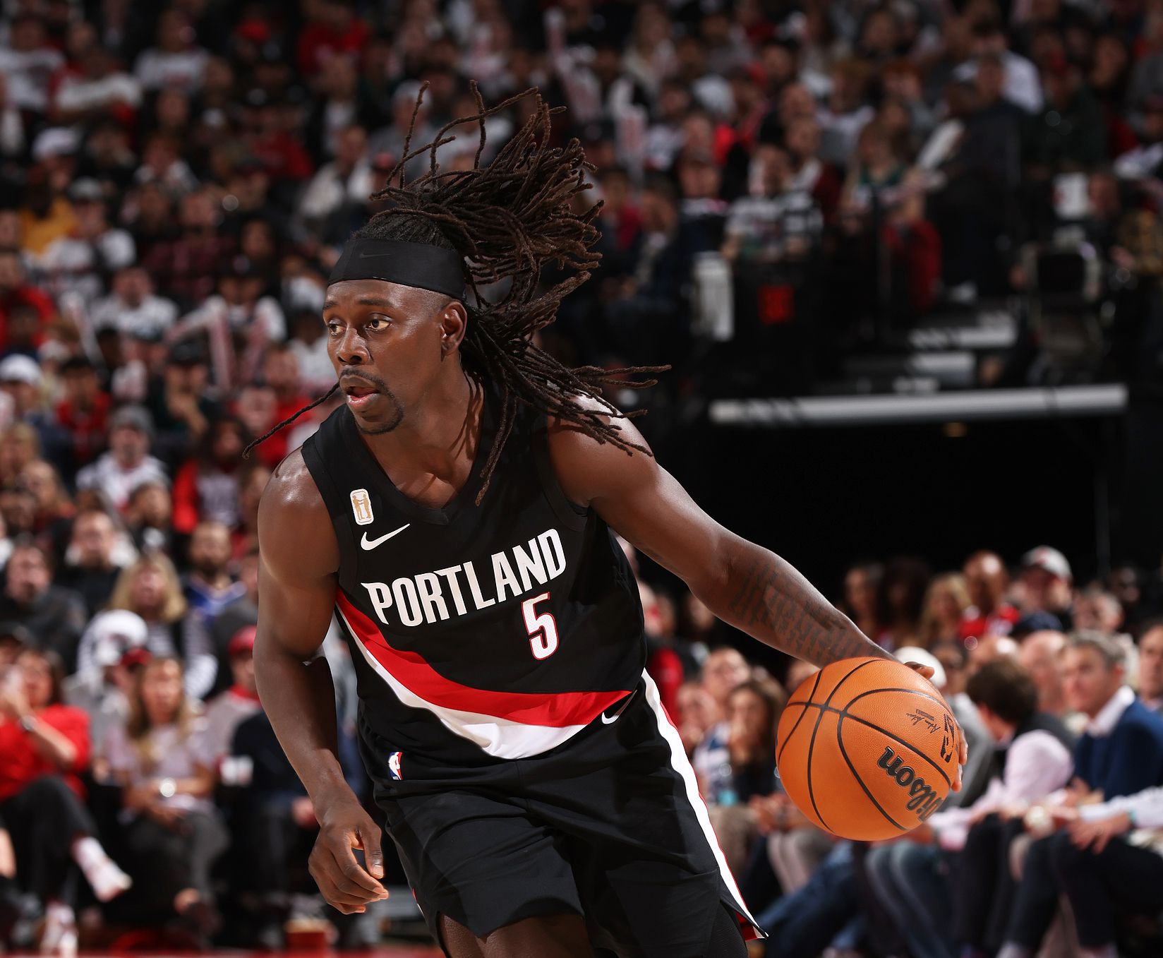 ट्रेल ब्लेज़र्स ने तीन-पॉइंट रेंज से 47% शॉट लगाए और गेम में 16 लंबी दूरी के शॉट लगाए।