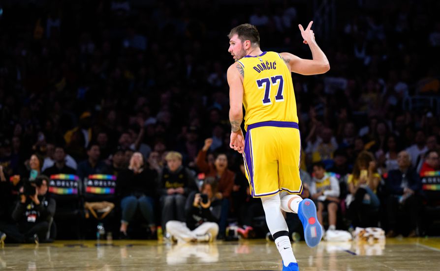 डोंसिक ने पहले दो गेम में 92 अंक बनाए, और लगातार दो गेम में 40+10+5 स्कोर करने वाले इतिहास के पहले खिलाड़ी बन गए।