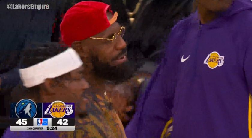 सक्रिय सहभागिता! जेम्स कोर्ट पर अपने साथियों के साथ संवाद करते रहे और रेफरी से भी बात करते रहे