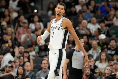 बुन्यामा के पास 29 अंक, 11 रिबाउंड और 9 ब्लॉक थे, लेकिन उसके पास -12 का प्लस-माइनस था और उसने छह फ़ाउल के साथ खेल छोड़ दिया।