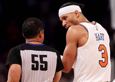 गेंद को संभालते समय उसे ठंड लगती है, लेकिन रिबाउंड को पकड़ते समय वह महान योगदान देता है! हार्ट ने खेल में वापसी की और 8 में से 1 शूटिंग पर केवल 2 अंक बनाए और 14 रिबाउंड हासिल किए