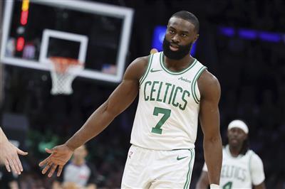 बहुत सारी गलतियाँ! ब्राउन ने 9-फॉर-18 शूटिंग पर 23 अंक बनाए और 7 टर्नओवर किए