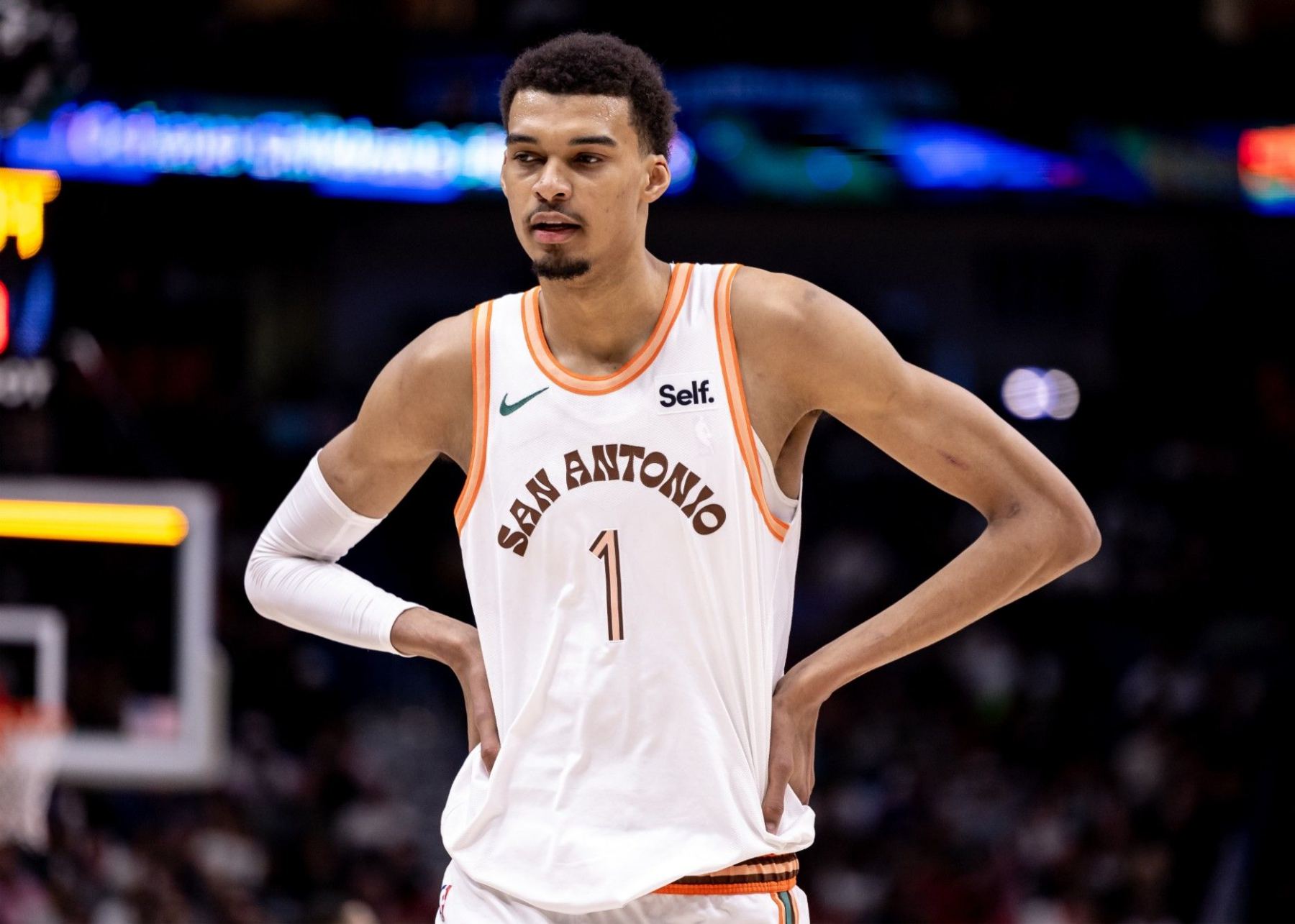 घटनास्थल पर उन्हें कई बार निशाना बनाया गया! वेनबन्यामा ने 7 अंक बनाए, आधे में 8 में से 3, 4 रिबाउंड और 3 उल्लंघन।