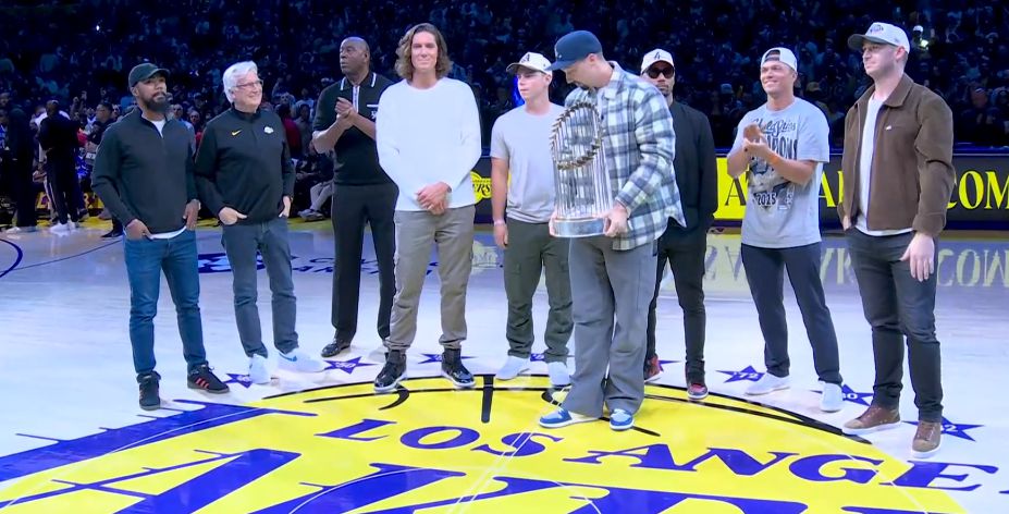 वही बॉस! डोजर्स लेकर्स बनाम स्पर्स गेम को लाइव देखते हैं