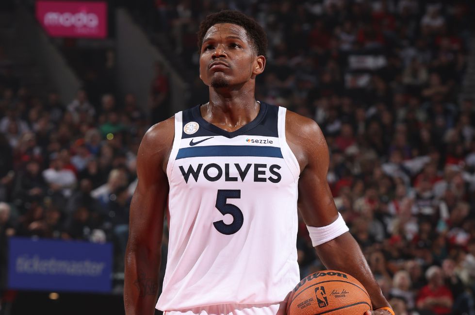 एडवर्ड्स ने कोर्ट में वापसी की और पहले गेम में 15 अंक, 5 सहायता और 3 त्रुटियां हासिल कीं, जिसमें टीम-कम प्लस-माइनस -25 था।