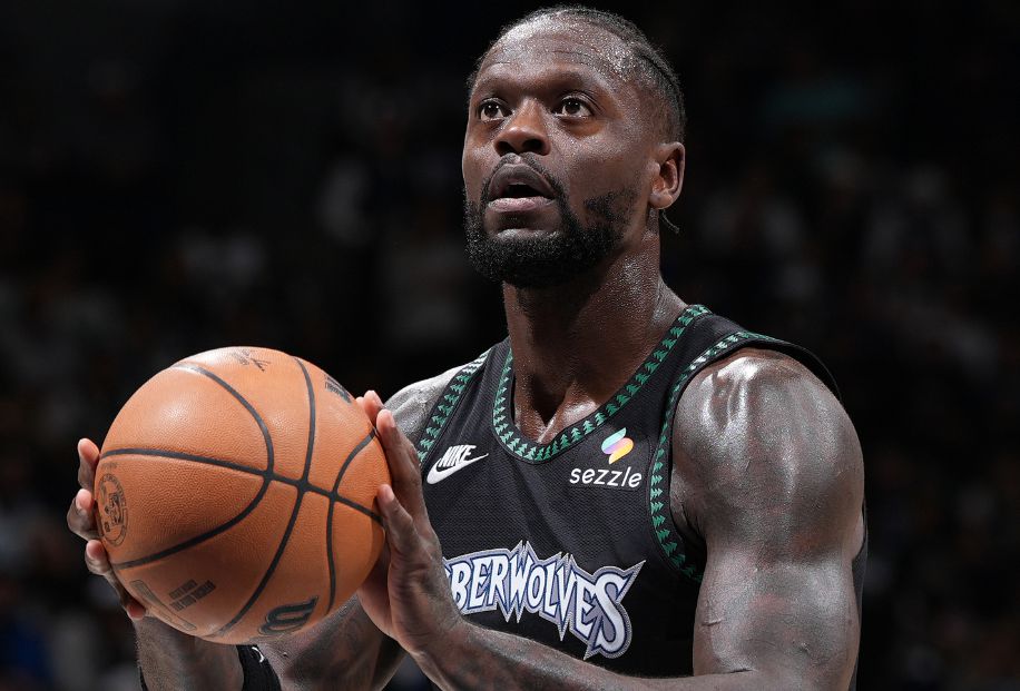 इसे बचाने का कोई उपाय नहीं है! रैंडल ने 21 में से 12 शॉट लगाए और 32 अंक, 5 रिबाउंड और 4 सहायता प्राप्त की।