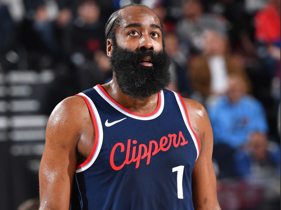 प्रत्येक अच्छा खेल खेलें! हार्डन और कोलिन्स ने पहले हाफ में 37 अंक बनाए और टीम को बढ़त बनाए रखी।