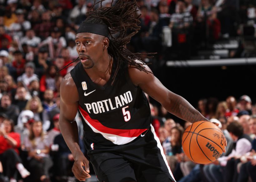 लोग चलते हैं और जीते हैं! हॉलिडे ट्रेल ब्लेज़र्स में शामिल हो गए और प्रति गेम औसतन 8.4 सहायता प्राप्त की, जो एक सीज़न में उनके करियर का उच्चतम स्तर है।