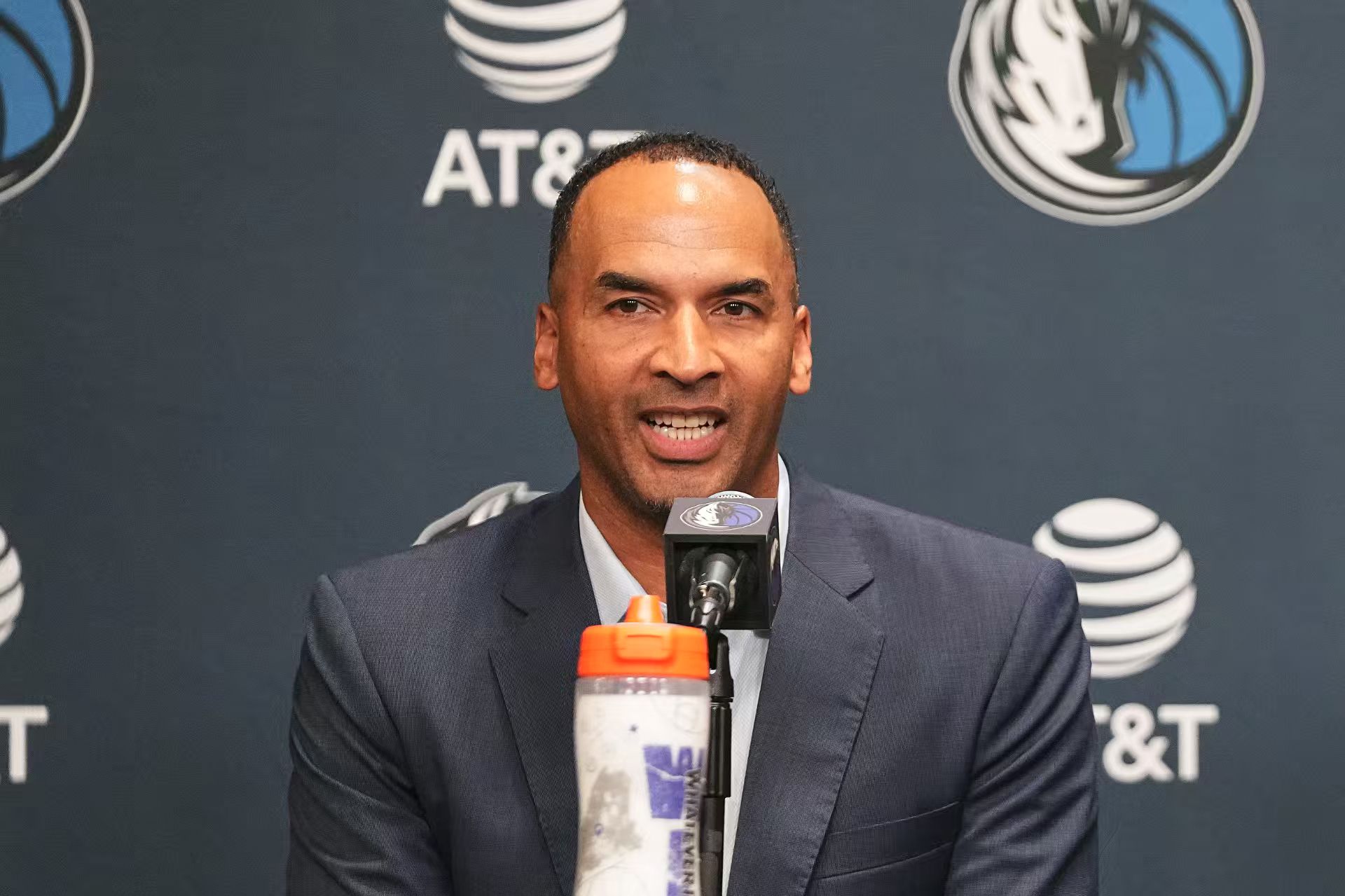 प्रसिद्ध रिपोर्टर: मावेरिक्स ने पिस्टन के संचालन के उपाध्यक्ष लिंडसे को निशाना बनाया, क्यूबा ने उनसे जीएम के रूप में सेवा करने का आग्रह किया