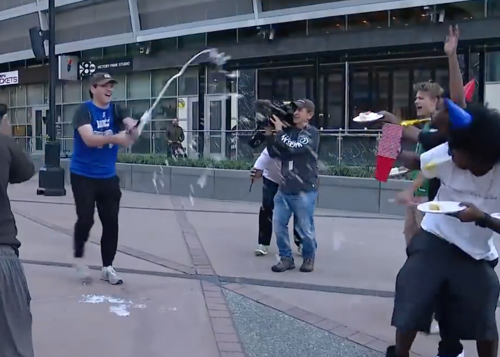 हैरिसन को निकाले जाने के बाद डोंसिक के प्रशंसक मावेरिक्स के होम कोर्ट के बाहर शैंपेन के साथ जश्न मनाने आए।