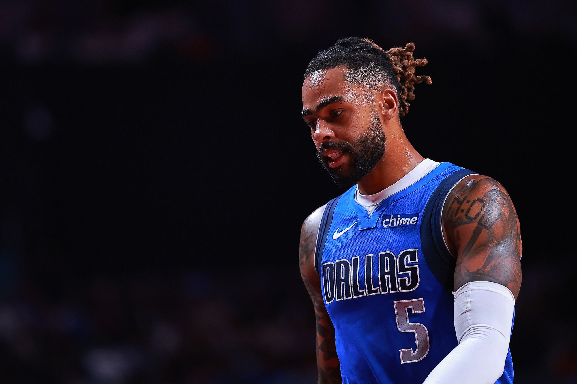 निर्णायक लड़ाई के दौरान अपनी कमर कसने का समय आ गया है! रसेल ने 24 में से 11 शूटिंग, 6 रिबाउंड और 5 सहायता पर 28 अंक बनाए।