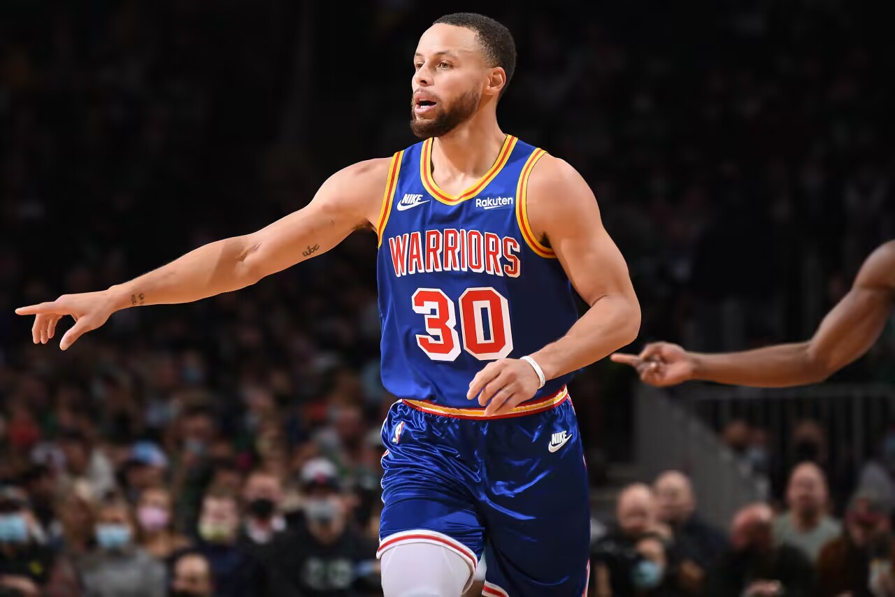 बड़ा विस्फोट! करी ने तीसरे क्वार्टर में 8 में से 4 तीन-पॉइंटर्स पर 17 अंक बनाए।