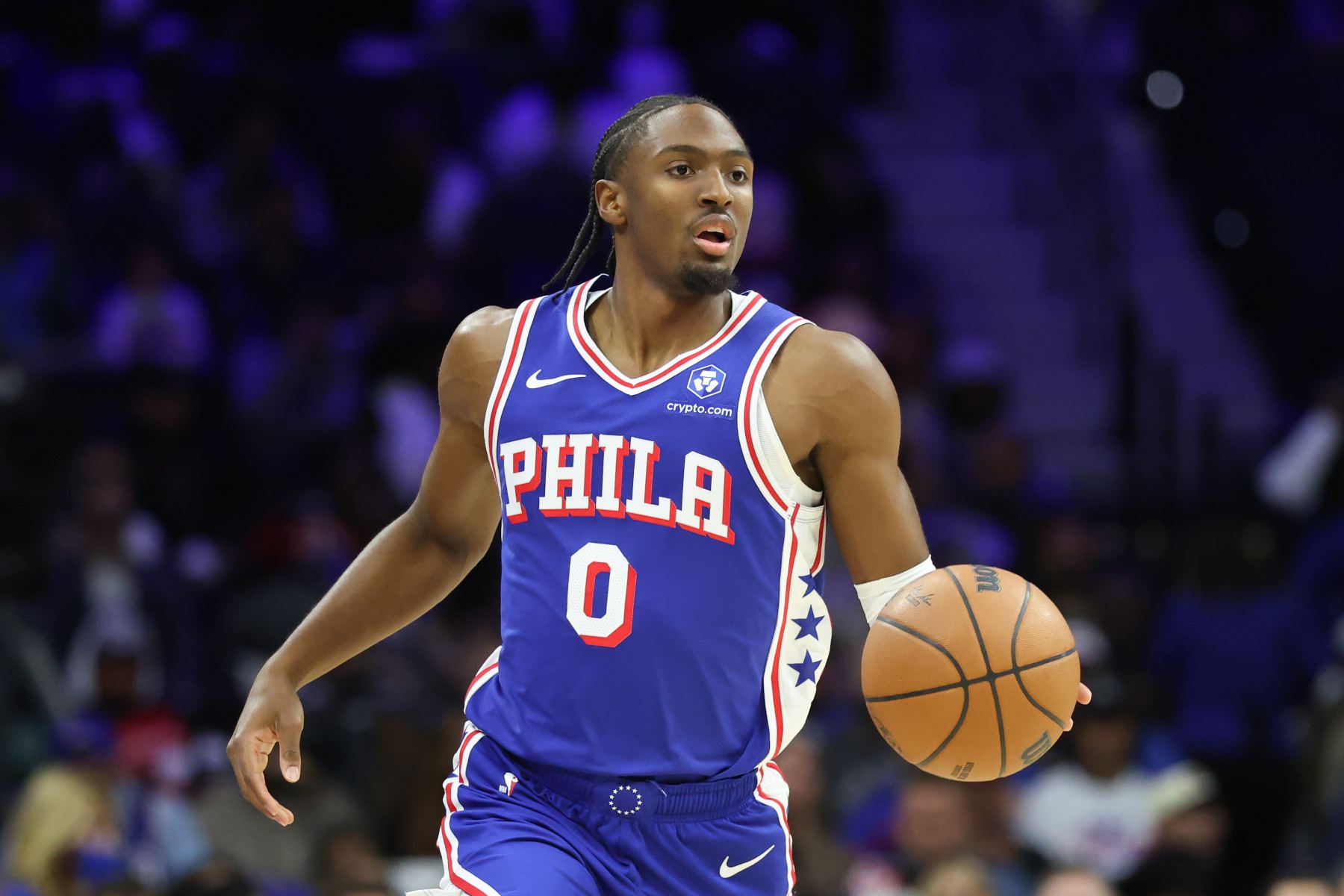 तीन-पॉइंटर छूट गया! मैक्सी ने 11 में से 2 तीन-पॉइंटर्स बनाए और 31 अंक, 7 रिबाउंड और 4 इंटरसेप्शन बनाए।