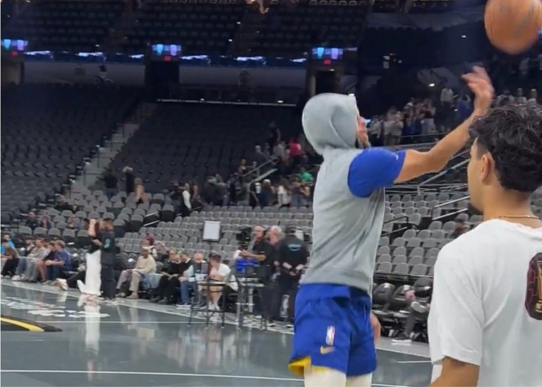 अभी-अभी अंडर आर्मर से नाता टूटा! करी ने आज अभ्यास में भाग लेने के लिए कोबे ब्रायंट के छठी पीढ़ी के बास्केटबॉल जूते पहने।