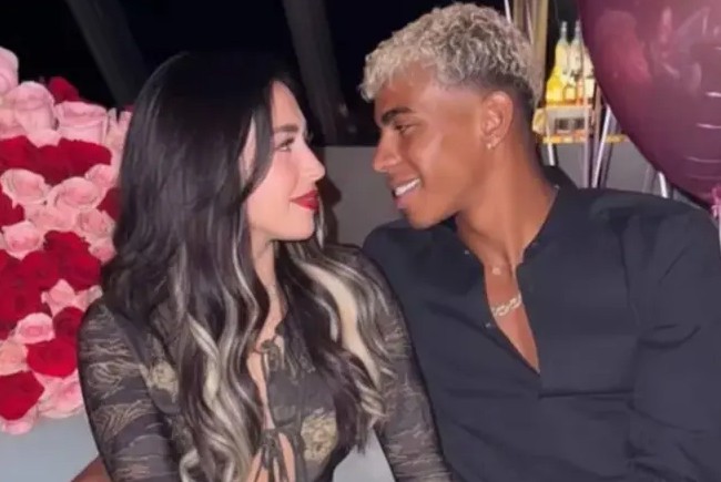 😂क्या आप गर्भवती हैं? यमल की प्रेमिका ने अजीब तरह से प्रशंसकों को जवाब दिया: अभी नहीं