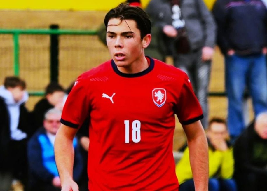 चेक गणराज्य U19 का प्रतिनिधित्व करते हुए, बफ़न के बेटे ने यूरोपीय युवा चैम्पियनशिप क्वालीफाइंग दौर में हैट्रिक बनाई।