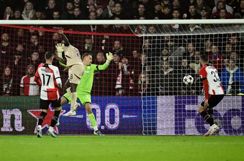 फेयेनोर्ड बनाम रेड बुल साल्ज़बर्ग