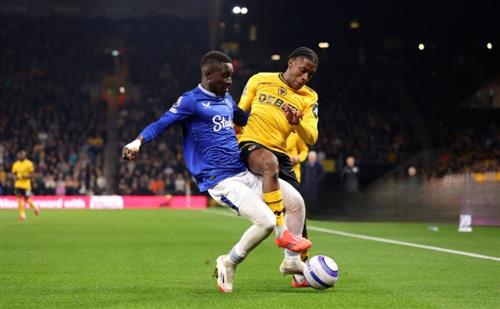 वोल्व्स बनाम एवर्टन