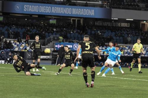 सहायता वीएस हेलास वेरोना