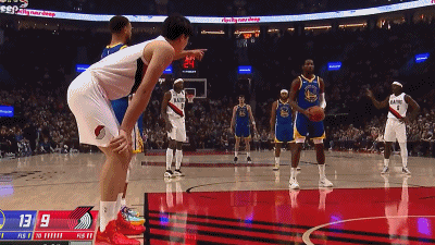 मीडियाकर्मी: करी द्वारा नाम लेकर पीटा जाना, यांग हेन्सन का उल्लेख नहीं करना, यहां तक कि गॉर्डन भी कल इसे बर्दाश्त नहीं कर सका।