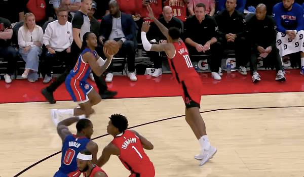 ड्यूरेन ने आमीन थॉम्पसन के चेहरे पर अपनी कोहनी से प्रहार किया और उसे दूसरे दर्जे के गंभीर उल्लंघन के लिए सीटी बजाई गई और बाहर निकाल दिया गया।