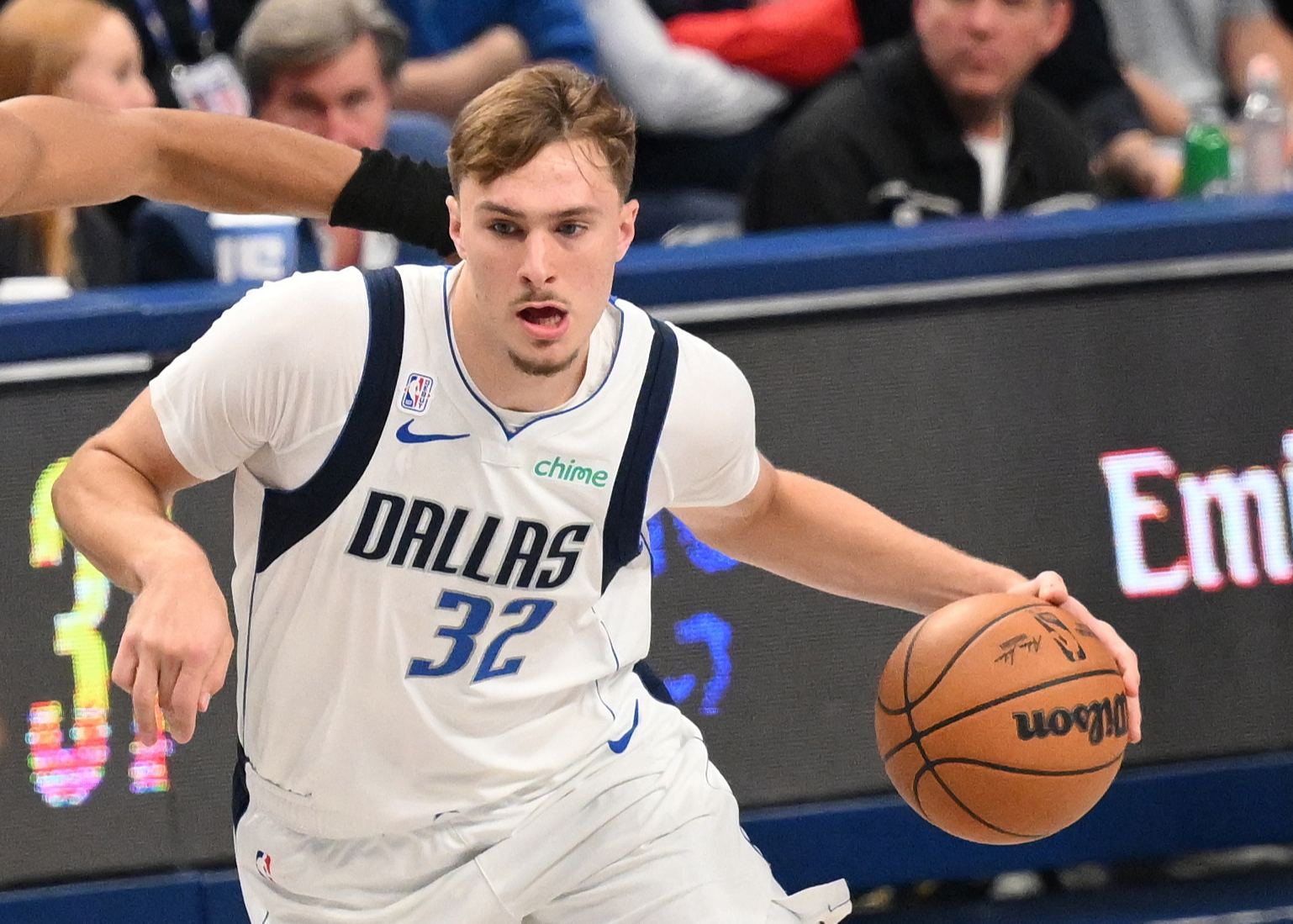 जेम्स बनने के बाद फ्लैग 100+ रिबाउंड, 20+ सहायता और 20+ स्कोर करने वाले सबसे कम उम्र के खिलाड़ी बन गए।