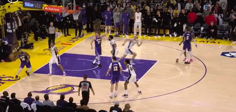 स्मार्ट ने लाइन पर कदम रखा और फाउल कर दिया, जिससे स्पर्स को गेंद मिल गई। चंपनी दो फ्री थ्रो चूक गए और स्पर्स 2 अंकों से हार गए।