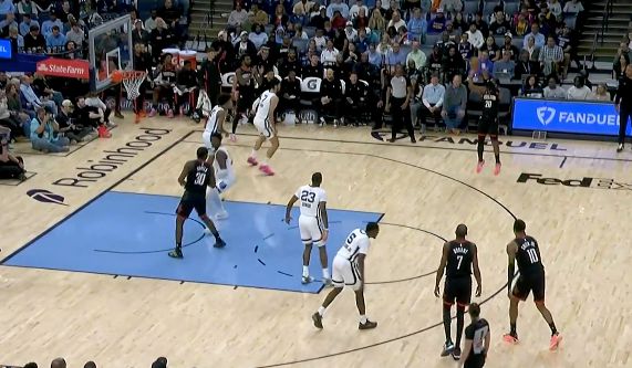 आश्चर्य! ओकोगी ने तीसरे क्वार्टर में 3 में से 3 तीन-पॉइंटर्स बनाए और 11 अंक बनाए, जिससे रॉकेट्स को अंतर बढ़ाने में मदद मिली।