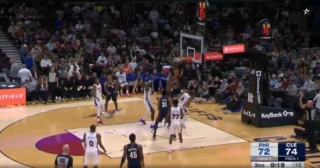 इसे रोक नहीं सकते! मिशेल और एलन ने एक ही तिमाही में 27 अंक और 6 रिबाउंड के लिए संयुक्त रूप से काम किया