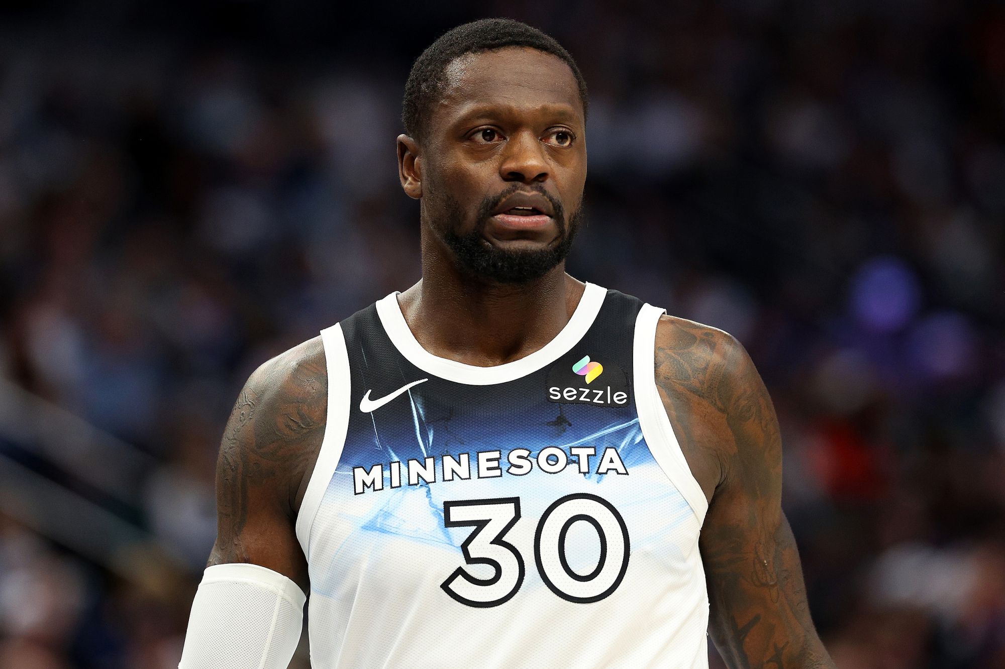 टिम्बरवॉल्व्स के तीन सदस्यों ने आधे में दोहरे अंकों में स्कोर किया, लेकिन एडवर्ड्स के पास केवल 5 अंक और 2 सहायता थीं।