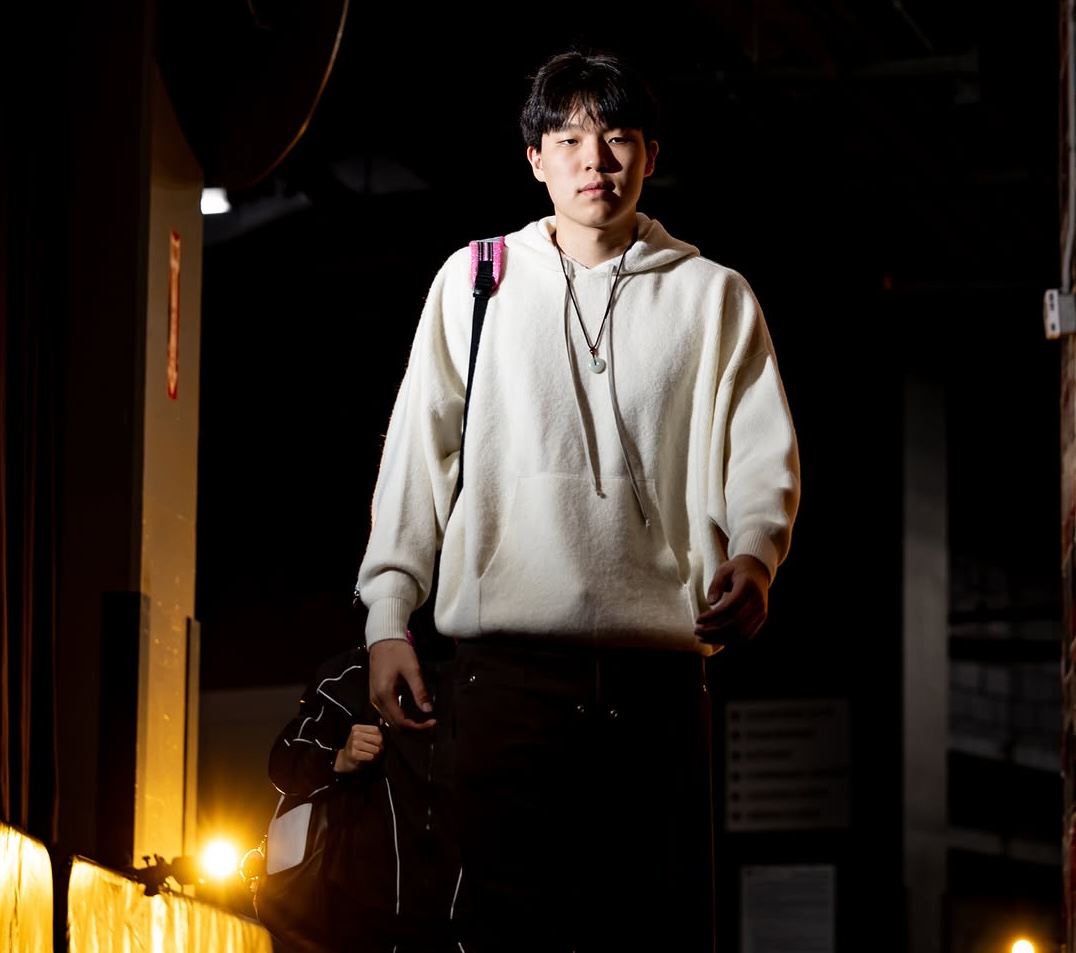 ट्रेल ब्लेज़र्स सोशल मीडिया ने खेल से पहले यांग हैनसेन के प्रवेश की तस्वीरें पोस्ट कीं: सफेद हुडी और गुलाबी स्कूल बैग