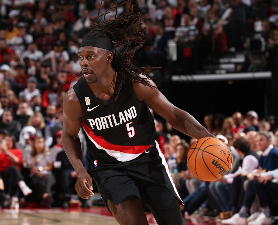 तीसरे क्वार्टर में हॉलिडे के 13 अंक और 5 सहायता थीं, और ट्रेल ब्लेज़र्स ने एक ही क्वार्टर में 38 अंक बनाए और 10 अंकों के साथ गेम को पलट दिया।