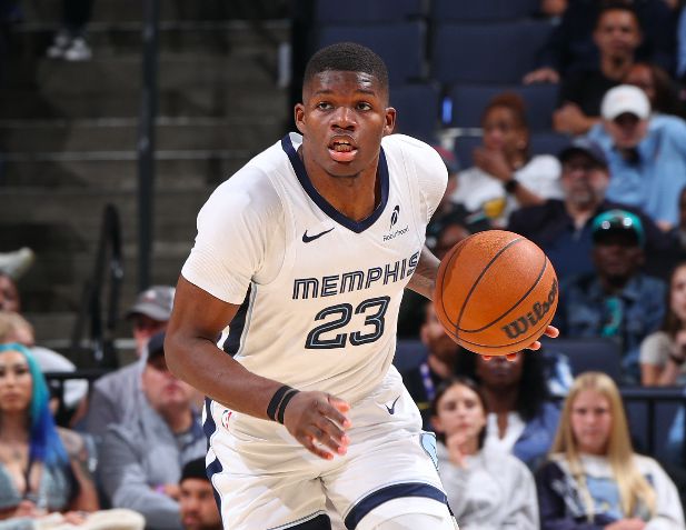 नई टीम सदस्य दीवार पर प्रहार करें! कायर, 11वीं समग्र पिक, ने 12 में से 3 शॉट्स और 6 तीन-पॉइंटर्स में से 1 पर केवल 12 अंक बनाए।