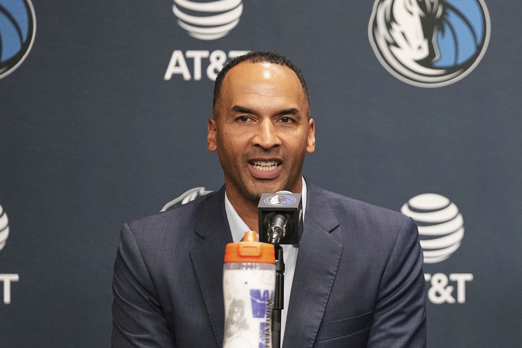 मावेरिक्स ने खेल स्थल पर पोर्टेबल एलिवेटर डिवाइस को नष्ट कर दिया, जो पहले हैरिसन के विशेष निकास चैनल के रूप में काम करता था