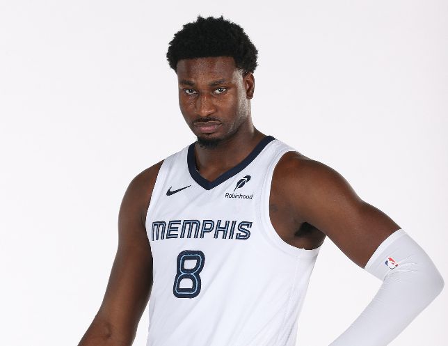 ग्रिज़लीज़ ने आधे में 23 में से 4 तीन-पॉइंटर्स बनाए, केवल 46 अंक बनाए और ग्रीन आर्मी ने 21 अंक बनाए।