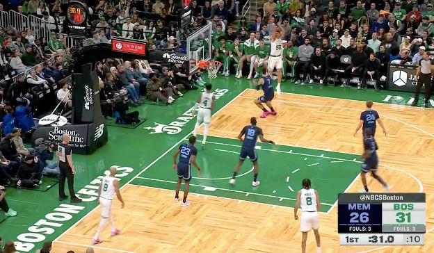 सेल्टिक्स ने पहले क्वार्टर में 6 तीन-पॉइंटर्स मारे, और व्हाइट ने एक ही क्वार्टर में 10 अंक बनाए।