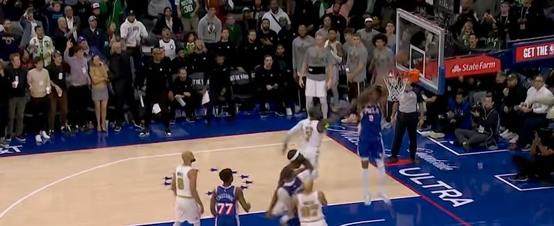 एडवर्ड्स खुले शॉट से चूक गए, और ओब्रे टोकरी के नीचे सुरक्षित नहीं थे और उन्होंने अंतिम शॉट के लिए फॉलो-अप पूरा किया।