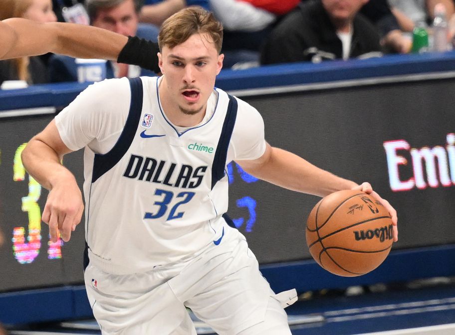 फ़्लैग ने हाई स्कूल और कॉलेज में संयुक्त रूप से केवल 8 गेम हारे, और मावेरिक्स में शामिल होने के बाद 12 गेम में से 9 हारे।