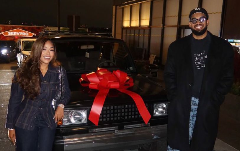 टाउन्स की प्रेमिका को टाउन्स के 30वें जन्मदिन के उपहार के रूप में वह पुरानी कार मिली जो उसकी मां 30 साल पहले चलाती थी